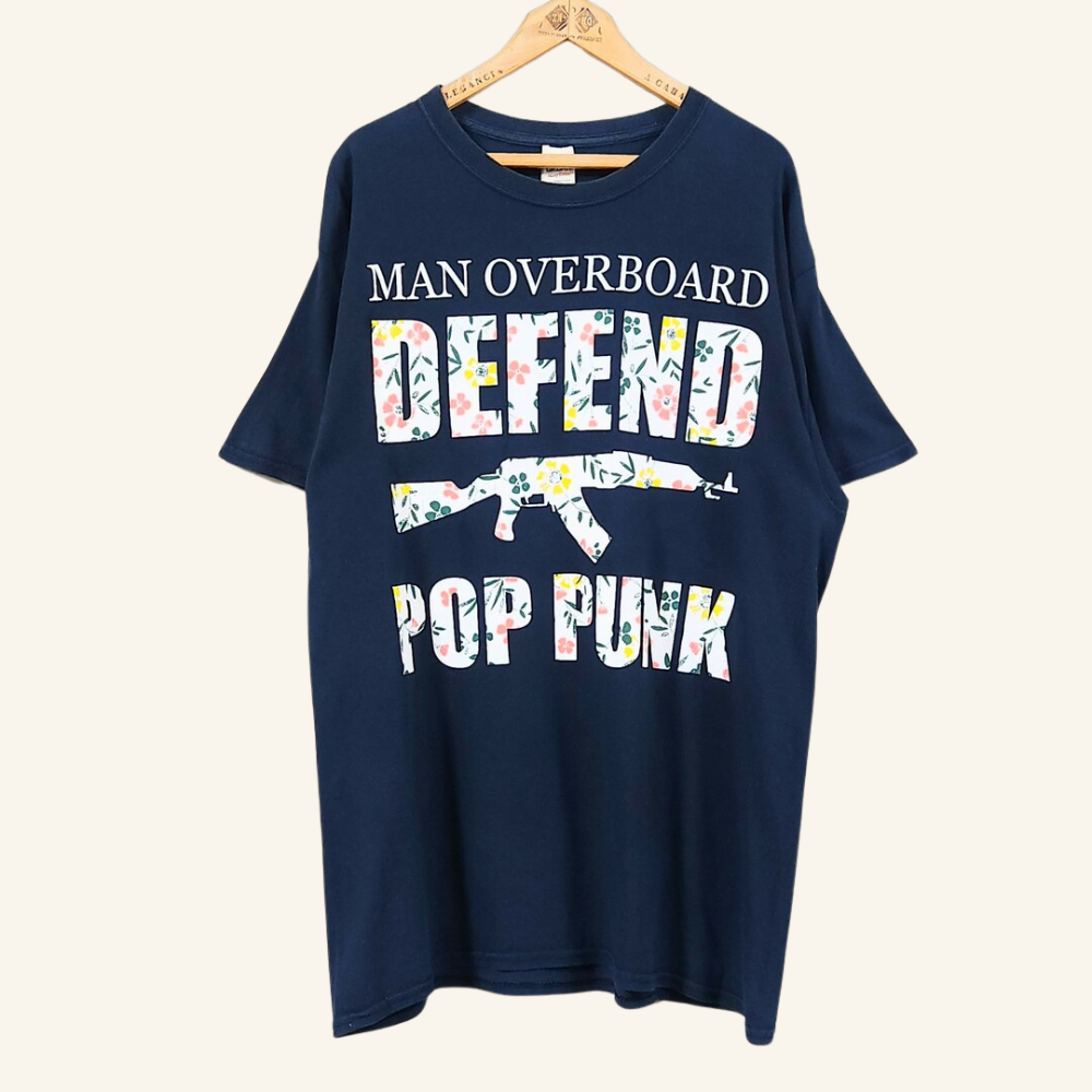 【古着】MAN OVERBOARD バンドTシャツ Mサイズ ネイビー "DEFEND POP PUNK" パンクロック ユニークデザイン